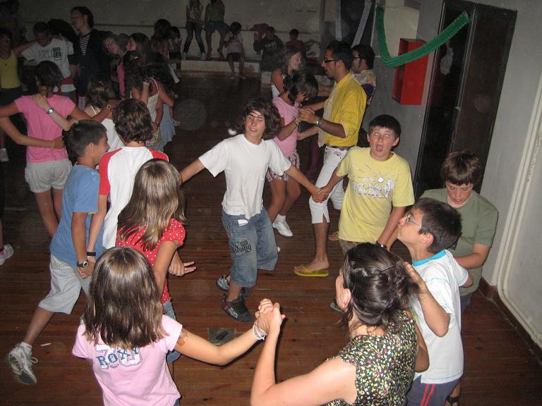 Jóvenes participantes en una de las tandas Udaleku 2009 en la localidad navarra de Estella-Lizarra